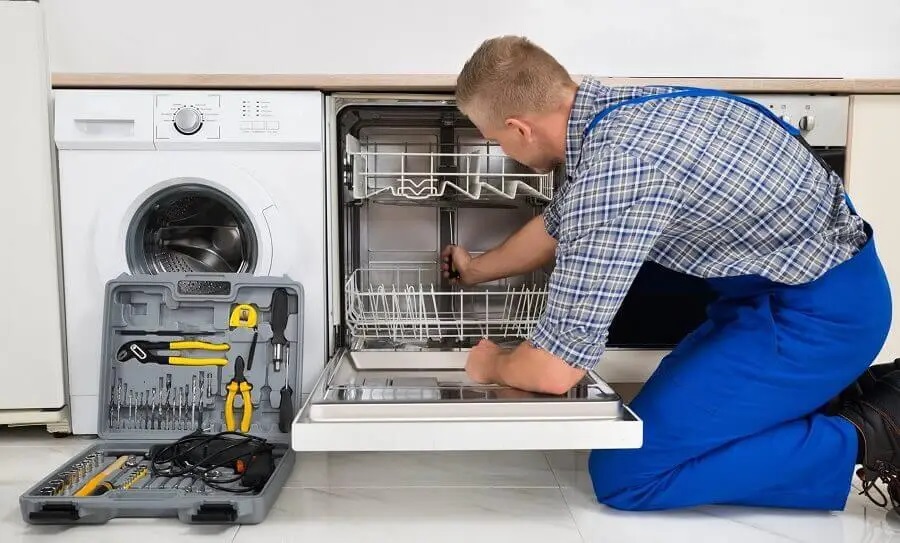 Başiskele Finlux servisi teknisyen ekibi beyaz eşya tamiri yaparken